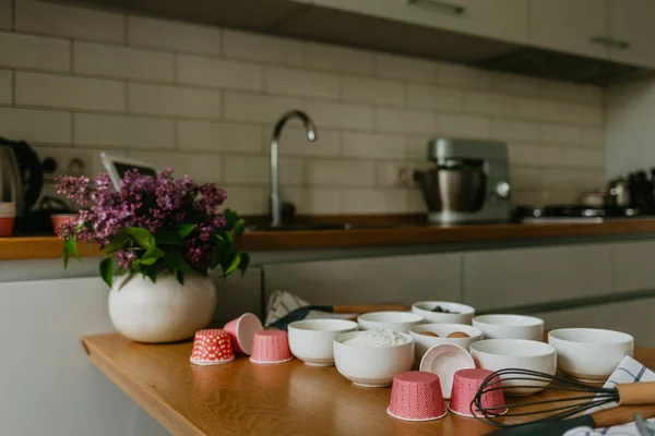 Cupcake Liners Tel Fırçalamak Muffin Pan Ile Farklı Renklerde Çeşitli — Stok fotoğraf