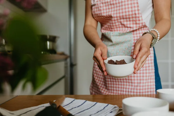 Жінка Готує Шоколадний Десерт — стокове фото