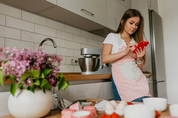 Молодая Женщина Овощами Улыбается Использовании Мобильного Телефона Кухне — стоковое фото