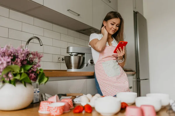 Молодая Женщина Планирует Готовить Ищет Рецепт Интернете Смартфоне Домашней Кухне — стоковое фото