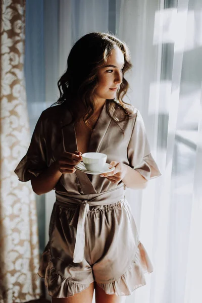깔끔한 시체와 매력적인 여자와 뜨거운 그녀의 아늑한 커피와 — 스톡 사진