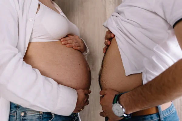 Una Mujer Embarazada Hombre Miden Por Estómago Vientre Cerveza — Foto de Stock