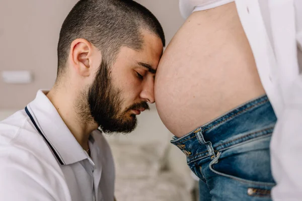 Hombre Guapo Está Escuchando Barriga Hermosa Esposa Embarazada Sonriendo — Foto de Stock