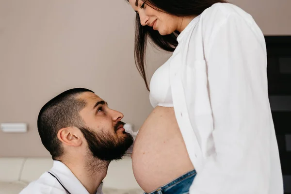 Handsome Man Listening His Beautiful Pregnant Wife Tummy Smiling — Stock Photo, Image
