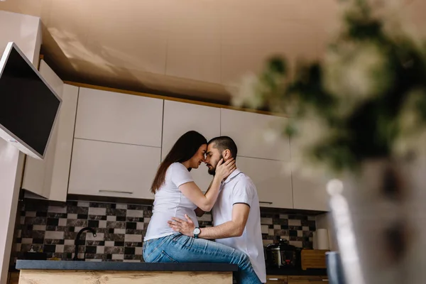 若い幸せなカップルの新しい家の台所に笑みを浮かべて — ストック写真
