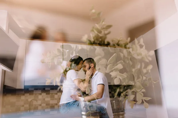 Jovem Casal Feliz Sorrindo Cozinha Nova Casa — Fotografia de Stock