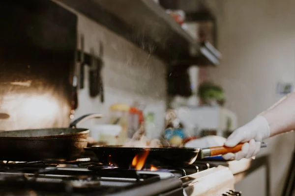 Chef Cocina Del Restaurante Estufa Con Sartén Haciendo Flambe Comida — Foto de Stock