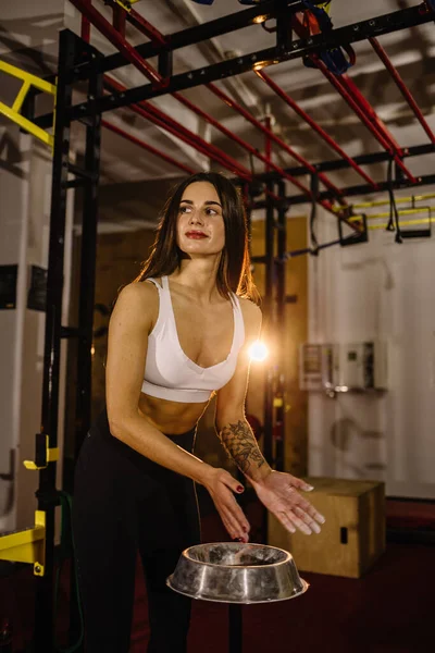 Dağcı kadın onun elinde toz tebeşir magnezyum kaplama. Tırmanma için hazır.