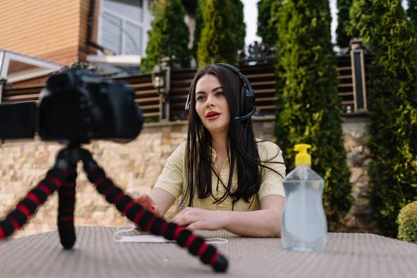 Influencer Girl Blogger Lékařské Masce Mluví Koronaviru Žena Nahrávání Video — Stock fotografie