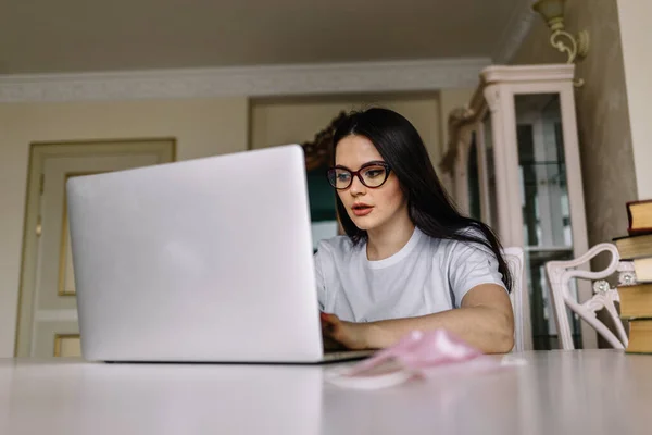 Giovane Ingegnere Donna Con Cuffie Seduto Alla Scrivania Chiuso Ufficio — Foto Stock