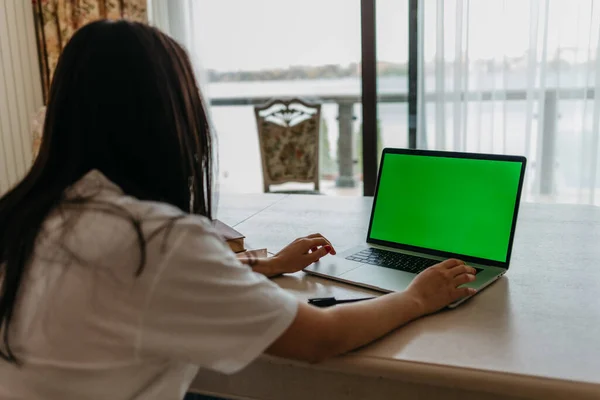 Азиатка Помощью Ноутбука Зеленым Экраном — стоковое фото
