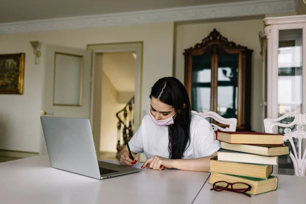 Працює Вдома Молода Красива Жінка Працює Ноутбуці Дивані Вдома Перебуваючи — стокове фото