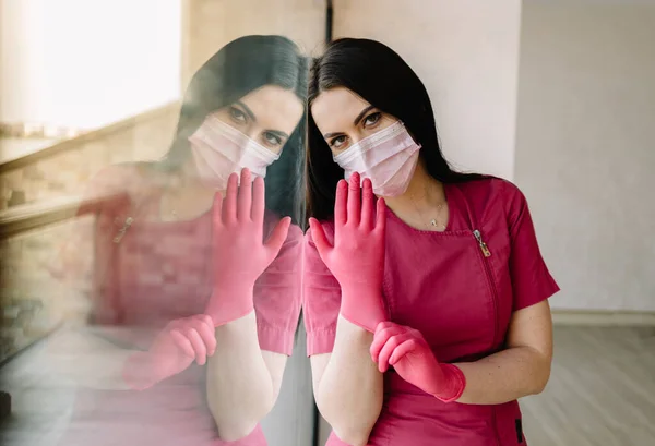 Güzel Kadın Doktor Kliniğinde Büyük Pencereler Ile Lateks Eldiven Üzerine — Stok fotoğraf