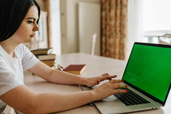 Азіатські Дівчата Використовуючи Ноутбук Зелений Екран — стокове фото