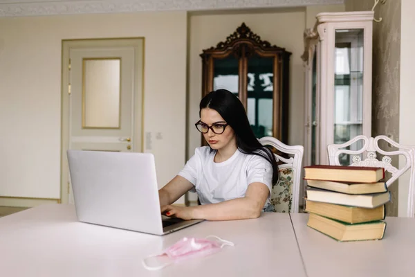 Студентська Дівчина Сидить Вдома Дивлячись Вправи Екрані Ноутбука Вивчаючи Іноземні — стокове фото
