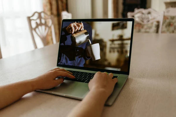Женщина Учится Делать Кофе Глядя Онлайн Уроки Ноутбуке — стоковое фото