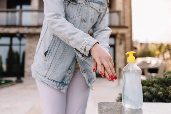 Dezenfektanı Jel Pompası Kullanan Kadınların Elleri — Stok fotoğraf