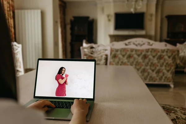 Primo Piano Imprenditrice Avendo Video Chat Con Medico — Foto Stock
