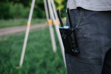 Pantolon cebine takılan eski taşınabilir radyo macera giysisi ve iletişim ekipmanları konseptini temsil ediyor..