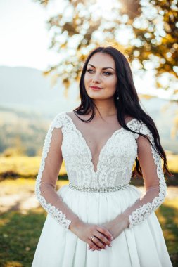 Gülümseyen güzel bir gelinin portresi