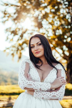 Gülümseyen güzel bir gelinin portresi