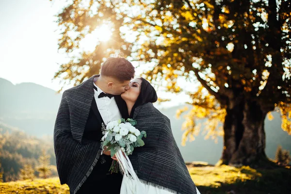 Casal Feliz Ficar Beijar Sobre Bela Paisagem Com Montanhas Durante — Fotografia de Stock