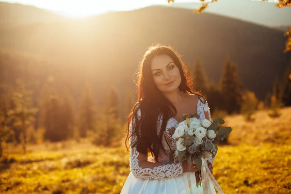 Šťastná Mladá Nevěsta Venku Letní Louce Při Západu Slunce — Stock fotografie