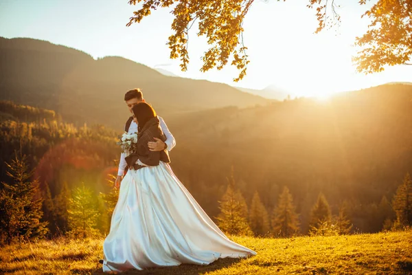 Casal Jovem Bonito Noivo Noiva Encosta Verde Colina Pôr Sol — Fotografia de Stock