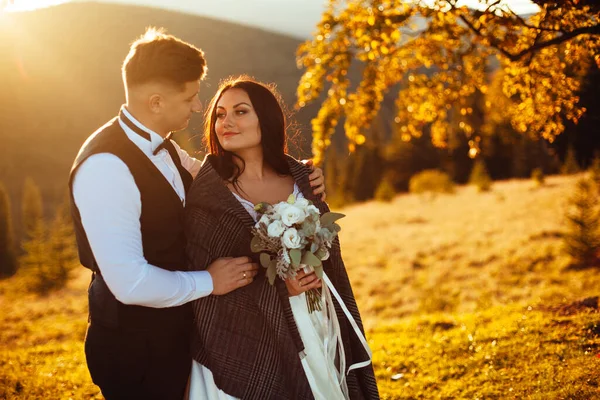 Mutlu Gelin Damat Gün Batımına Gidiyor Gün Batımında Harika Bir — Stok fotoğraf