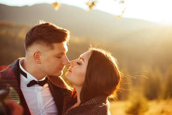 Hochzeitspaar Hält Händchen — Stockfoto