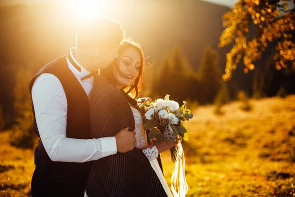 Pareja Boda Puesta Del Sol Cogidas Mano —  Fotos de Stock