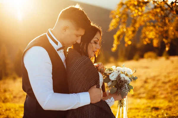 Pareja Boda Puesta Del Sol Cogidas Mano —  Fotos de Stock