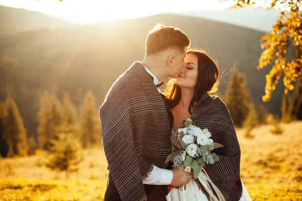 幸せな結婚式のカップルは 日没時に山と美しい風景の上に滞在し — ストック写真