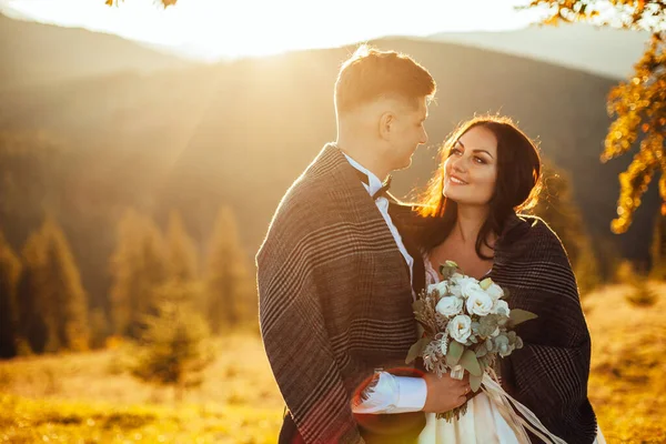 美しい夕日の結婚式 サンセットの花嫁と新郎 — ストック写真