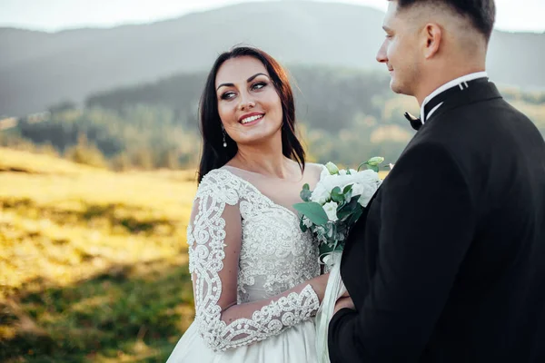 Mutlu Gelin Damadın Güneş Işığı Portresi Gün Batımında Doğa Alanında — Stok fotoğraf