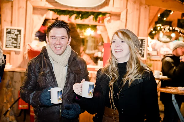 Divertimento in un mercatino di Natale — Foto Stock