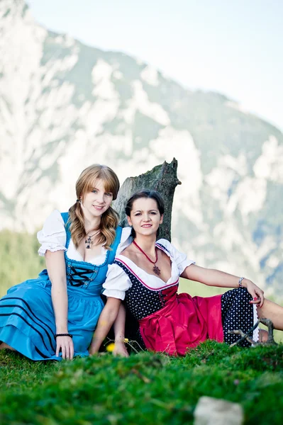 Frauen in den österreichischen Alpen — Stockfoto