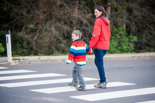 Mãe e filho atravessando a rua — Fotografia de Stock