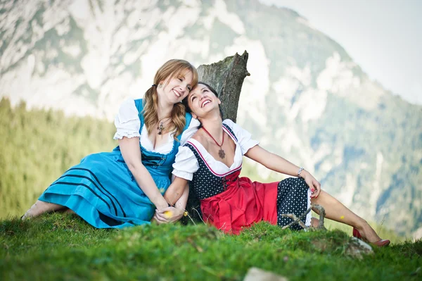 Dos mujeres en Dirndl Imagen De Stock