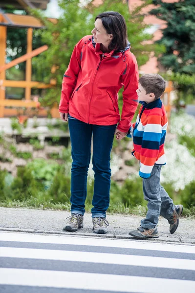 Mutter mit Sohn an der Straße Stockbild