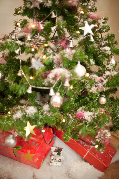 Geschenk onder de kerstboom Rechtenvrije Stockafbeeldingen