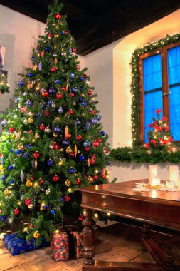 rustical bir odada Noel ağacı