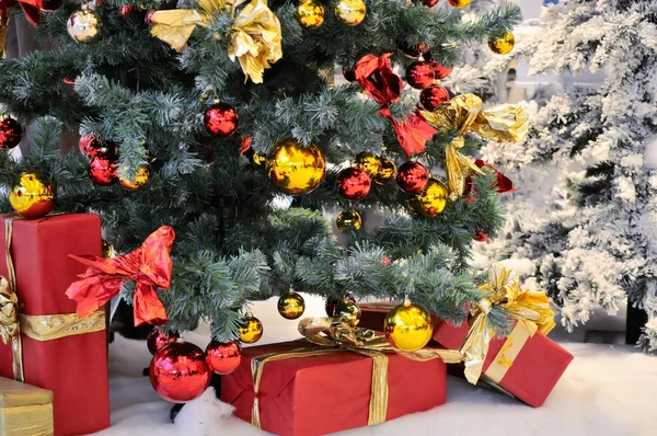 Weihnachtsgeschenke unter dem Baum — Stockfoto