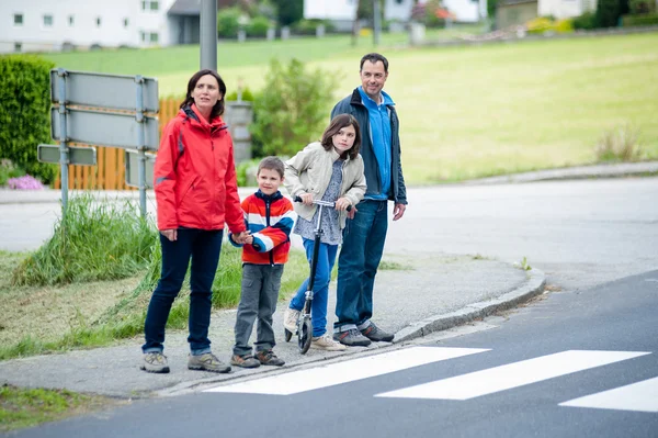 Család is halad a Crosswalk — Stock Fotó