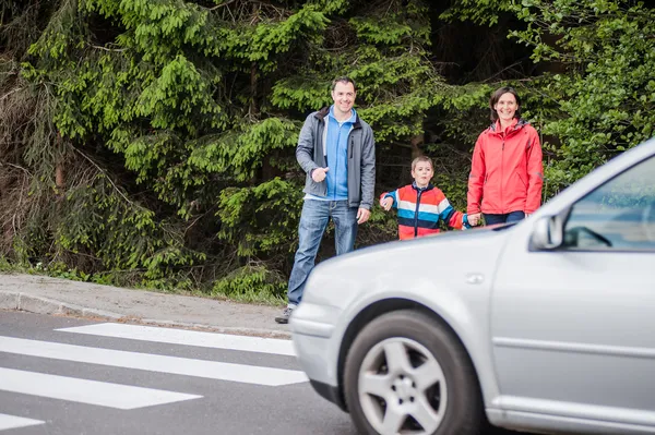 Família à espera no Crosswalk — Fotografia de Stock