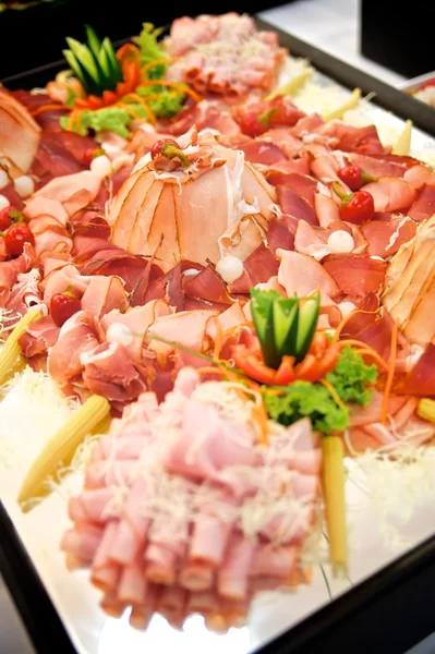 Piatto pieno con prosciutto — Foto Stock