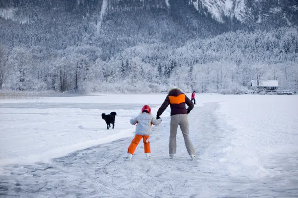 Ice Skater on a frozen Lake — Stock Photo, Image