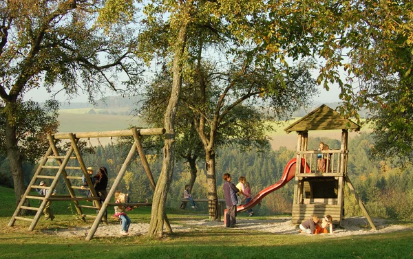 Parque infantil en un ambiente idílico — Foto de Stock