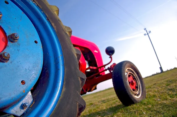红色和蓝色的拖拉机 — 图库照片