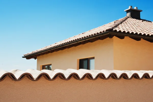 Casa atrás da cerca de fronteira — Fotografia de Stock